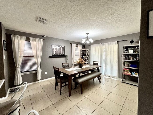 Building Photo - 2206 Flora Vista