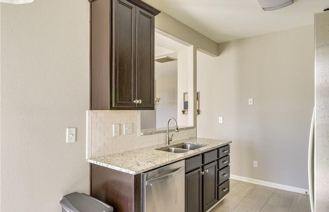 Building Photo - Very nice townhome with primary bedroom on...