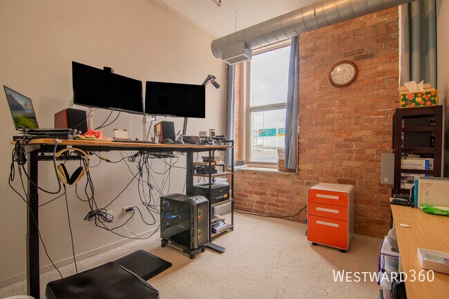 Building Photo - 420 S Clinton St