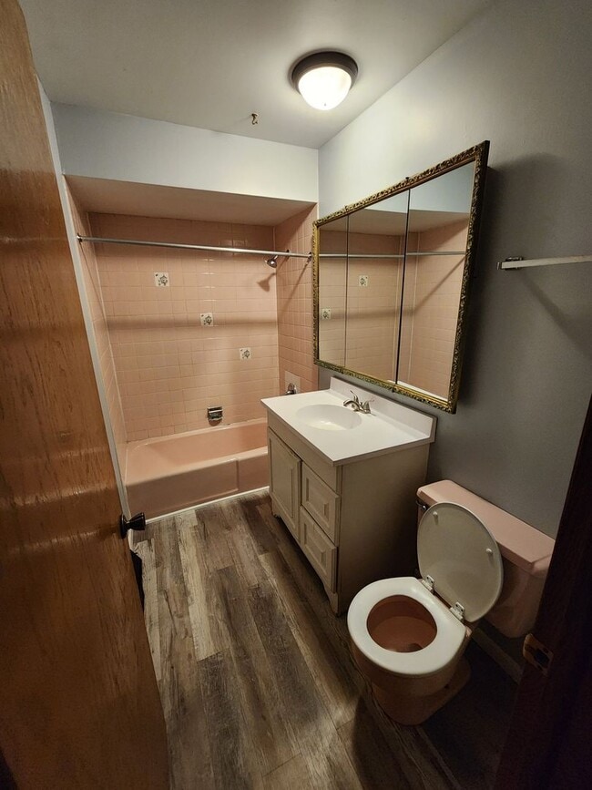 Building Photo - Welcome to the heart of South Holland’s Central District, where quiet charm meets everyday conven...