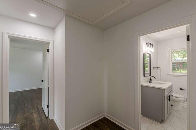 Building Photo - 2352 Glendale Dr