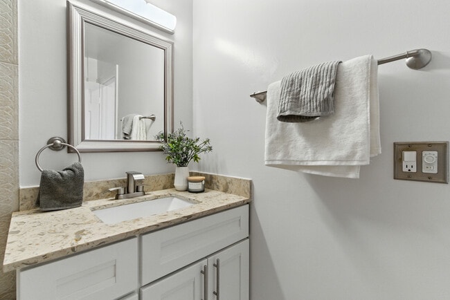 Building Photo - 208 Siskiyou Ct