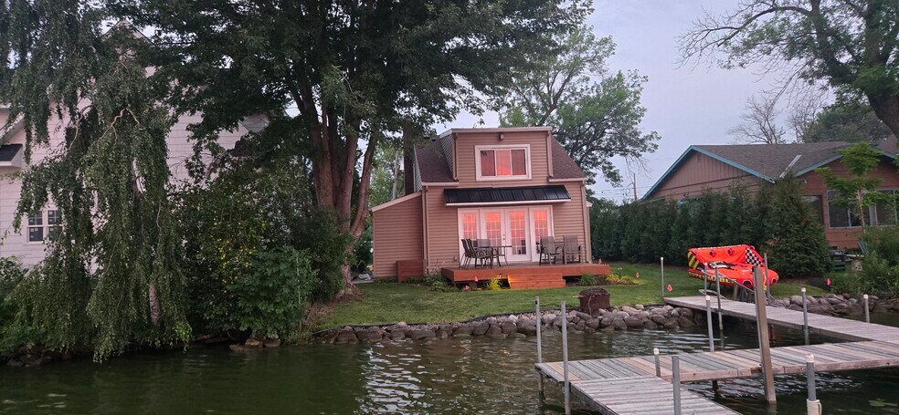 Relaxing Deck Lakeside - 2003 Arbor Ln