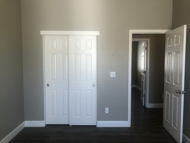 Building Photo - Executive 3 Bedroom 2.5 Bathroom 1800 sqft...