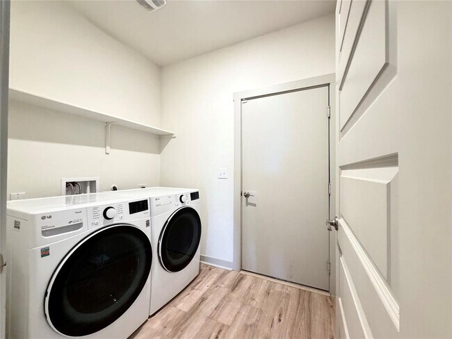 Building Photo - 2000 Daleside Ln