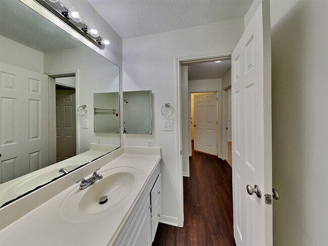 Building Photo - 10467 Twin Circles Dr