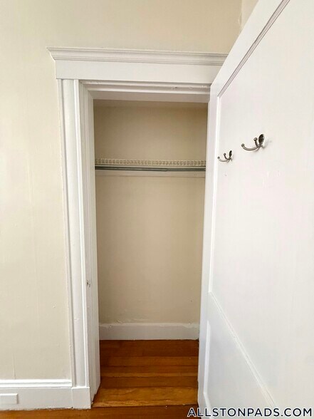 Building Photo - 17 Barrows St