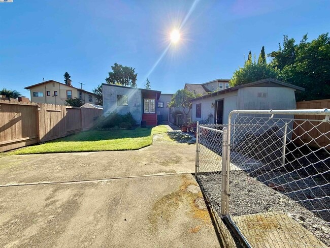 Building Photo - 252 Stoakes Ave