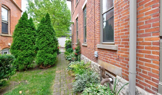 Building Photo - 952 Neil Ave