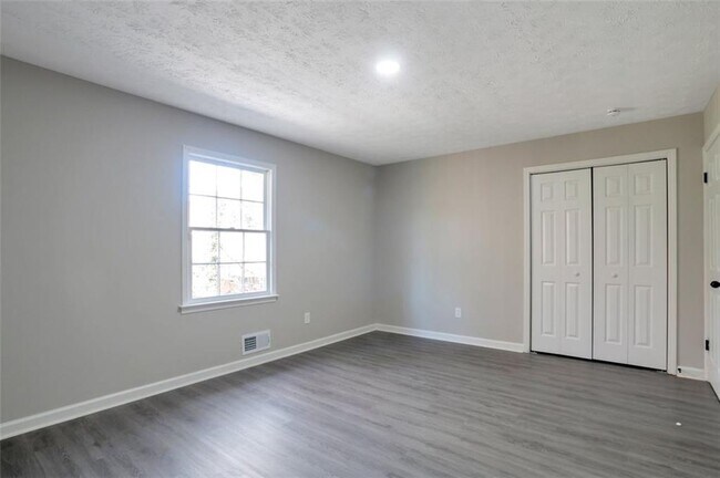 Building Photo - 4620 Central Dr