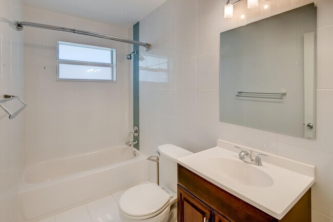 Building Photo - 2591 NE 55th Ct
