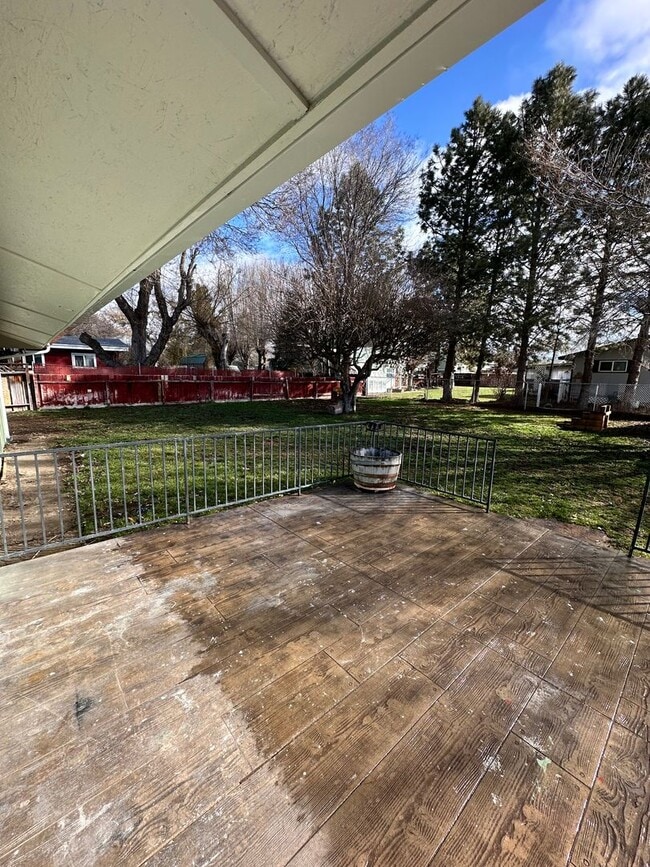 Building Photo - 3 Bedroom 2 Bath Home in Suburbs