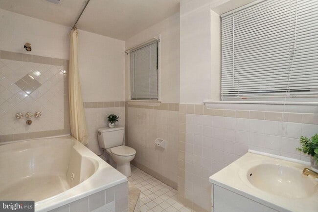 Building Photo - 2032 Greenwich St