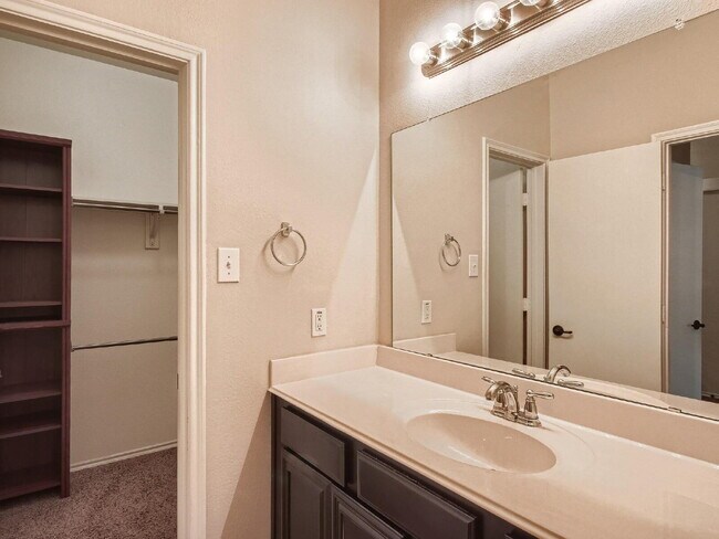 Building Photo - "Charming 3-Bed, 2-Bath Townhouse Retreat in Mesquite – Spacious 1586 Sq Ft on Woodshire Avenue!"...