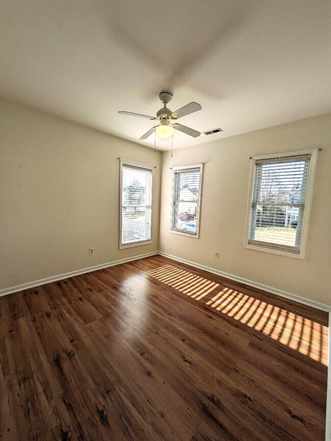 Building Photo - 212 N Honey Springs Ave