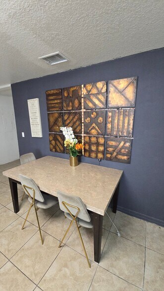 Building Photo - 1085 NW 24th St