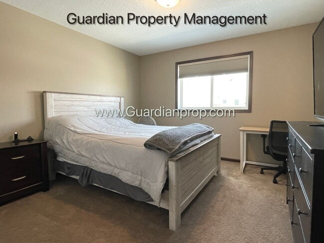Building Photo - Lakeville 2 Bedroom Town Home, 2 Car Garage, 2.5 Baths, Washer/Dryer, Available April