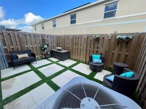 Building Photo - 456 NE 4th St