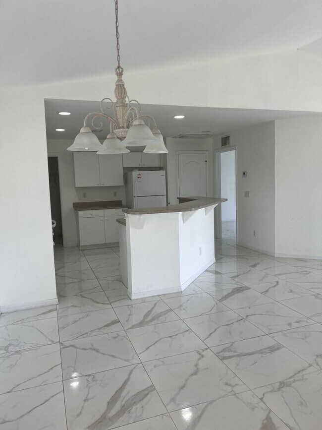 Building Photo - SPACIOUS 3Bd / 2 Ba SINGLE FAMILY HOUSE AVAILABLE