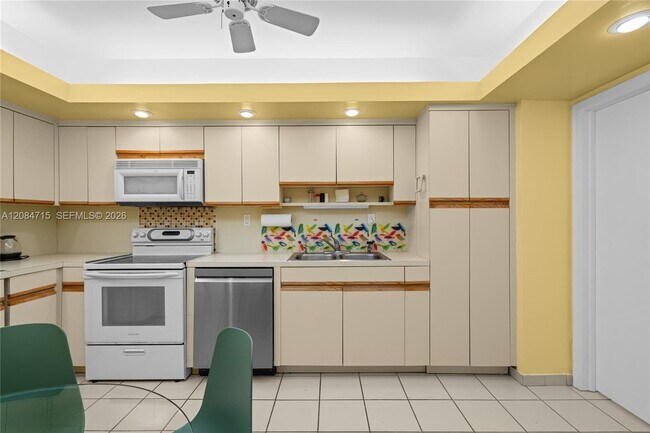 Building Photo - 5001 Collins Ave
