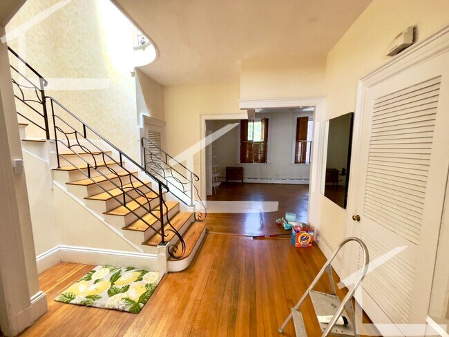 Building Photo - Avl NOW - No Fee! Oversized 3BR/2BA w/park...