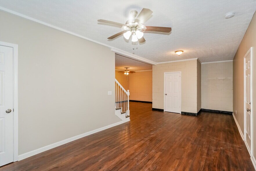 Building Photo - 278 Iris Dr