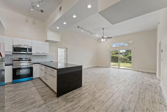 Building Photo - 4620 NE 18th Ave