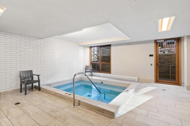 Building Photo - 433 S 7th St