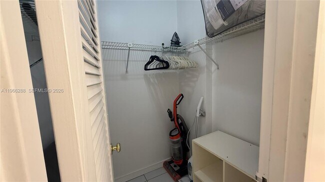 Building Photo - 100 Lincoln Rd