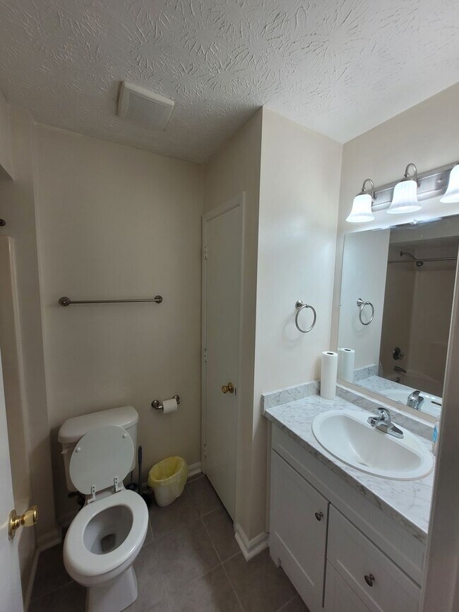 Building Photo - Beautiful 3-bedroom/2 bathrooms