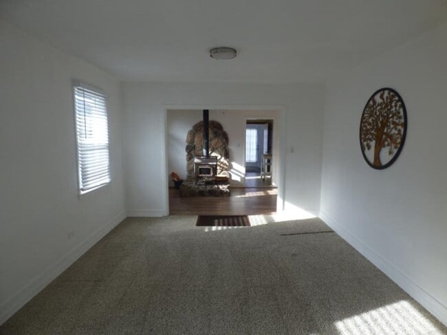 Building Photo - 2 Bedroom/1 Bath Cute House/Duplex