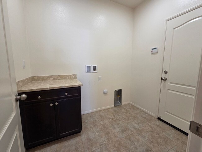 Building Photo - New Listing!
