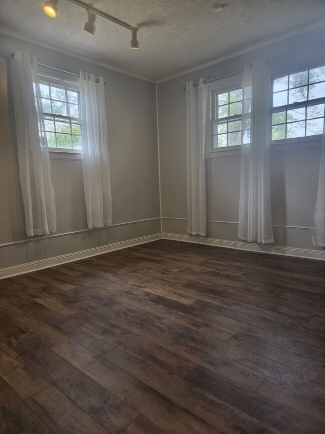 Building Photo - 2439 Dartmouth Dr