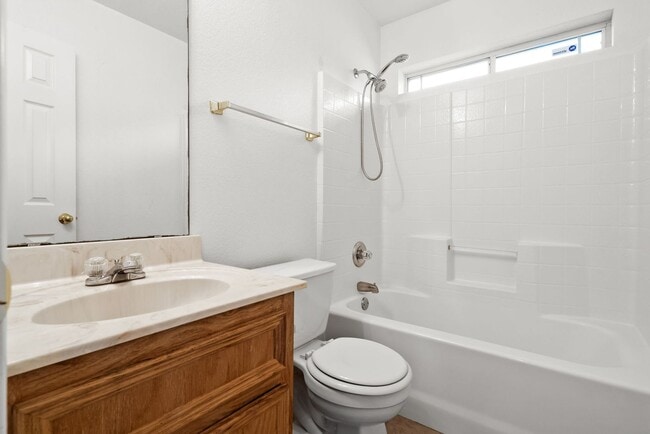 Building Photo - Spacious 4 bedroom home