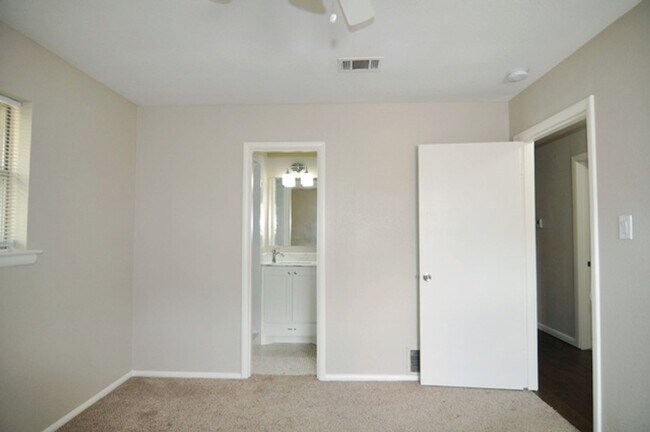 Building Photo - Beautiful spacious home in Hurst!
