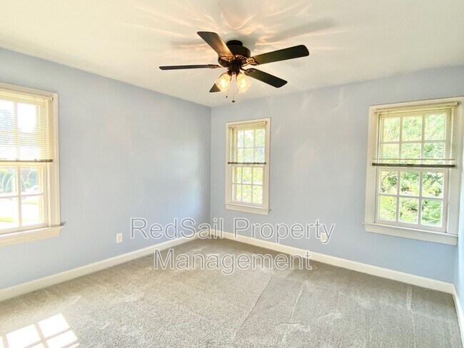 Building Photo - 3928 Oak Dr E