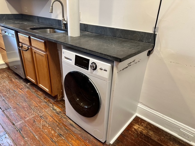 Your own washer/dryer - 2928 St Paul St