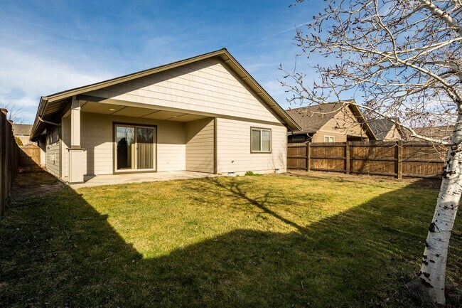 Building Photo - 4 Bedroom Home: Fenced Backyard & Great Location!