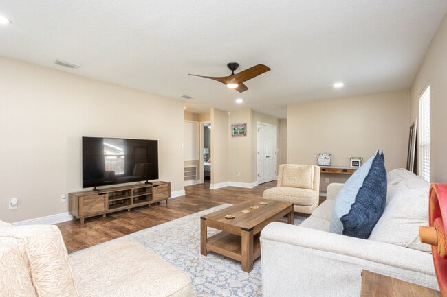 Building Photo - 1313 E Cayuga St