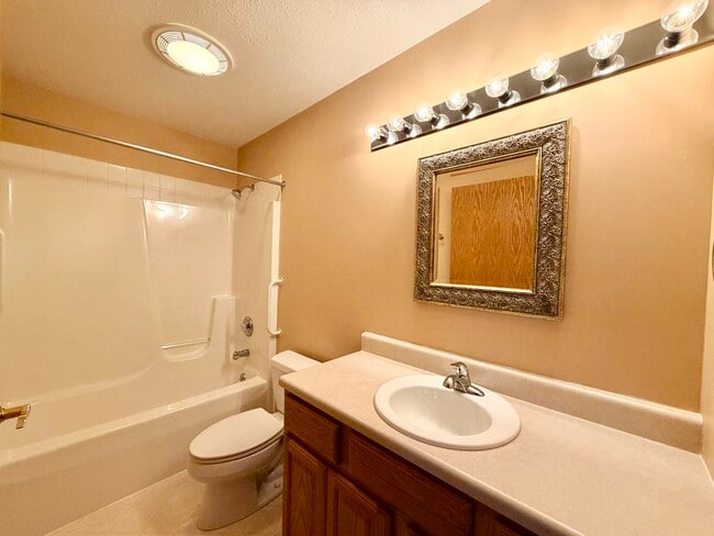 Building Photo - 404 E Windwood Ln