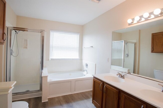 Building Photo - 4001 Barlow Dr