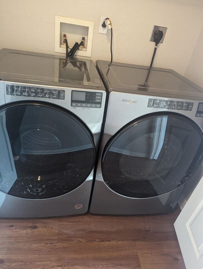 Building Photo - 2x2 Updated! New flooring, Stainless Steel...