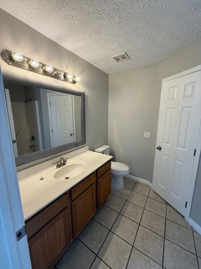 Building Photo - Updated home in Nixa