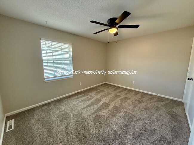 Building Photo - Stunning townhome w/ outdoor Maintenance provided