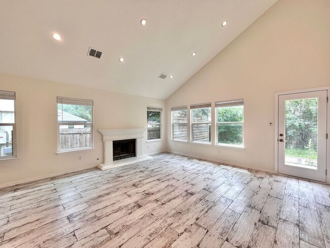Building Photo - Beautiful 3/BR 2.5/BA Home with Modern Fin...