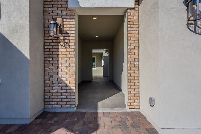 Building Photo - 5 BEDROOM 4 BATH SINGLE FAMILY HOME