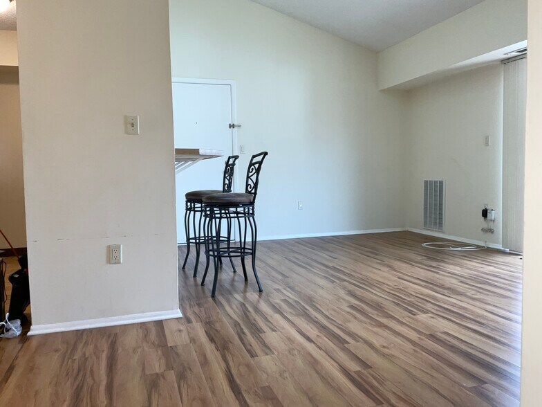 Laminate flooring - 2110 Aspen Dr