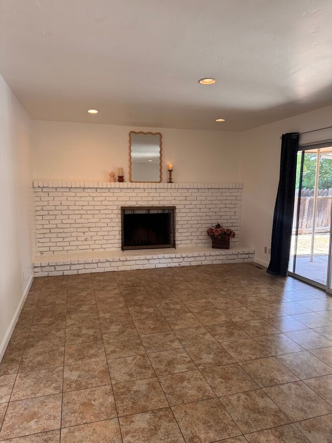 Building Photo - Spacious 3 Bedroom Fresno Home