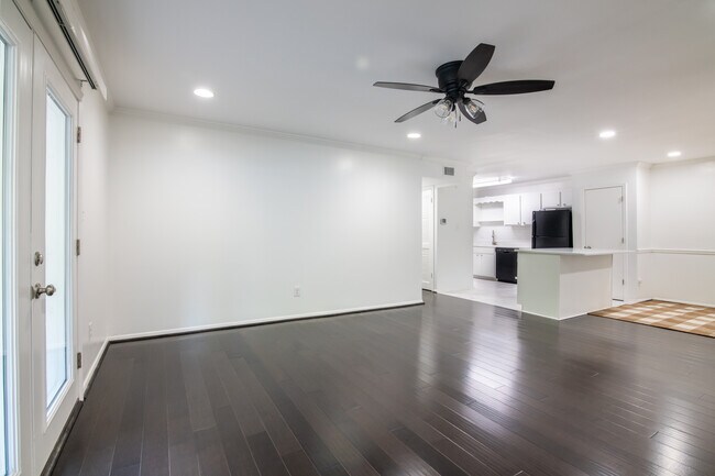 Building Photo - 1001 Woodland Vlg