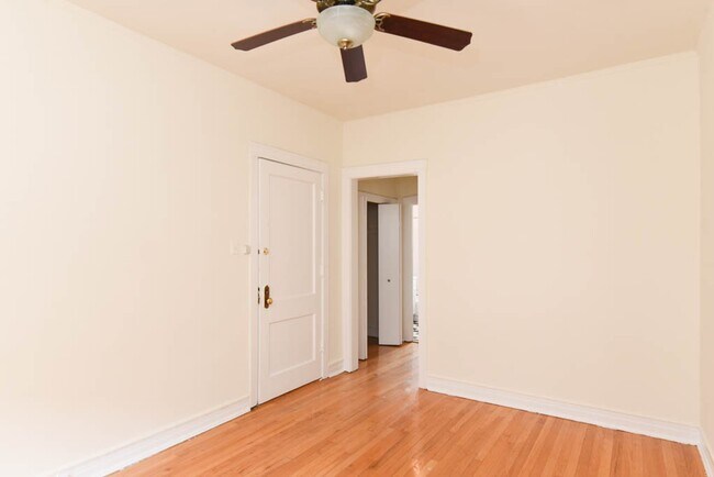 Building Photo - 834 W Waveland Ave